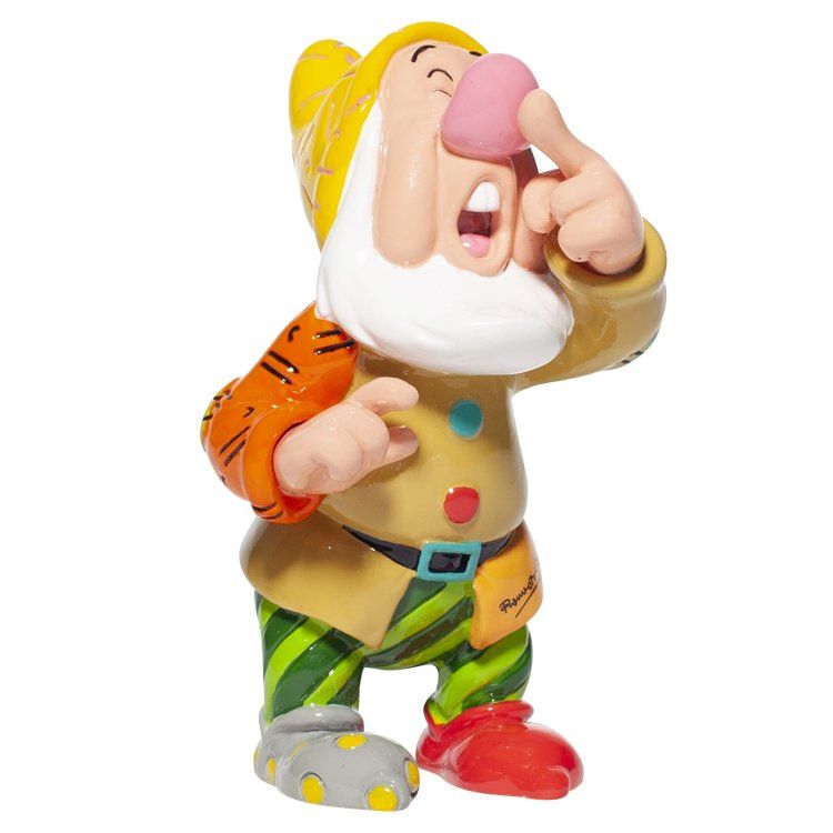 Het suffe figuurtje uit Sneeuwwitje zit in zijn neus te peuteren. Gele hoed, witte baard, rode neus, groene gestreepte broek.