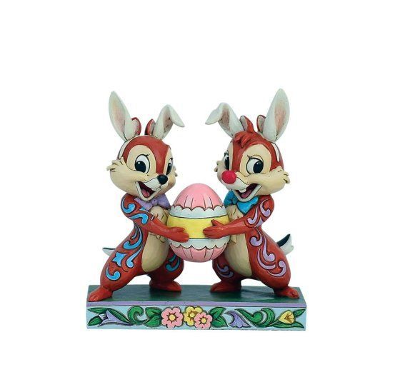 Chip en Dale, verkleed als konijntjes, houden een paasei vast, op een bloemenachtergrond.