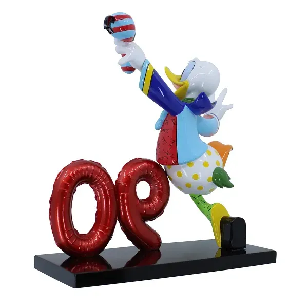 Standbeeld van Donald Duck met rode ballonnummers 