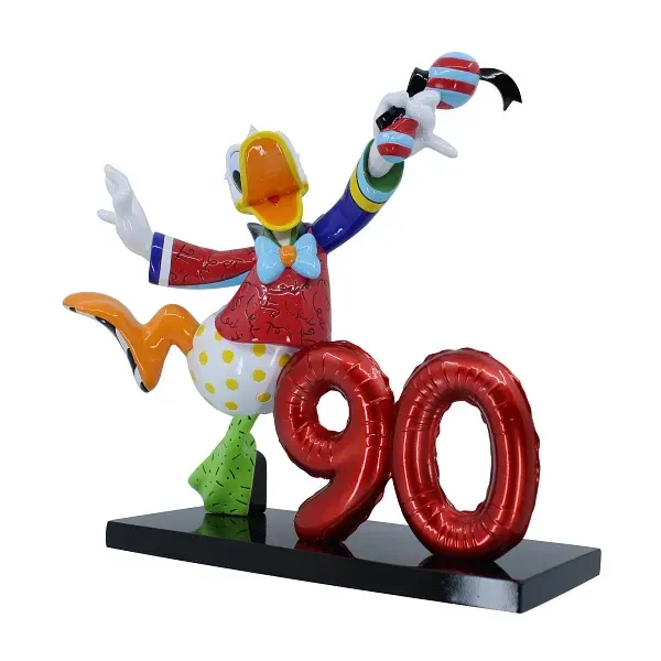 Een standbeeld van Donald Duck met een zuurstok, naast een rode ballon met het cijfer 
