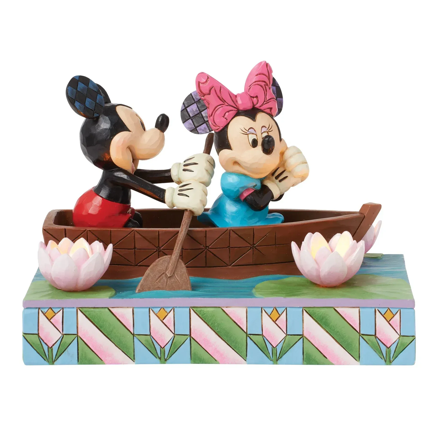 Mickey en Minnie Mouse in een kano op een vijver, roze lotusbloemen, levendige kleuren.
