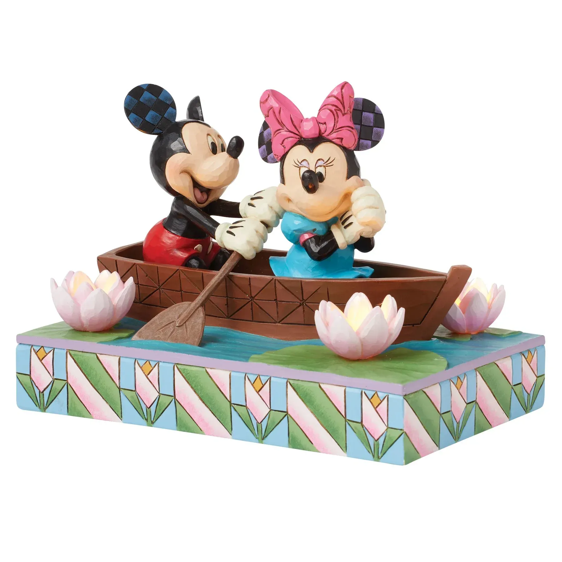 Mickey en Minnie Mouse in een bootje, peddelend door een vijver vol waterlelies. Kleurrijke, speelse stijl.