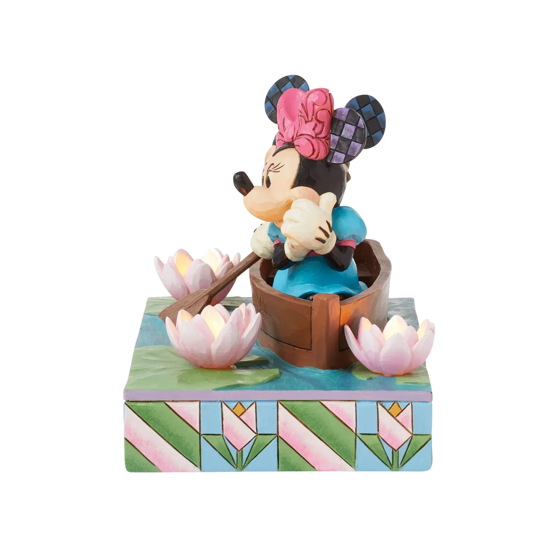 Mickey en Minnie Mouse in een kano op een vijver, roze lotusbloemen, levendige kleuren.
