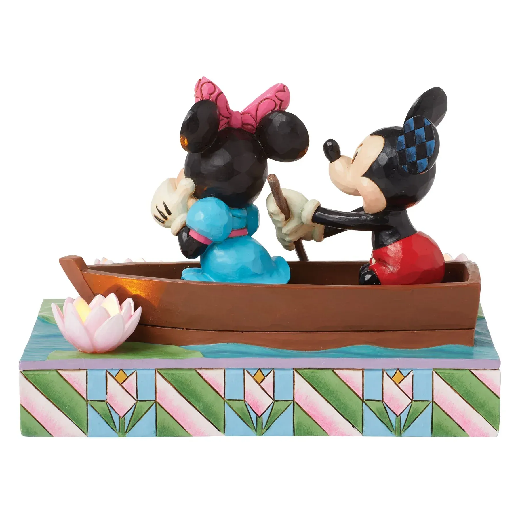 Mickey Mouse en Minnie Mouse in een bootje, varend op het water. Decoratief beeldje met kleurrijke details.