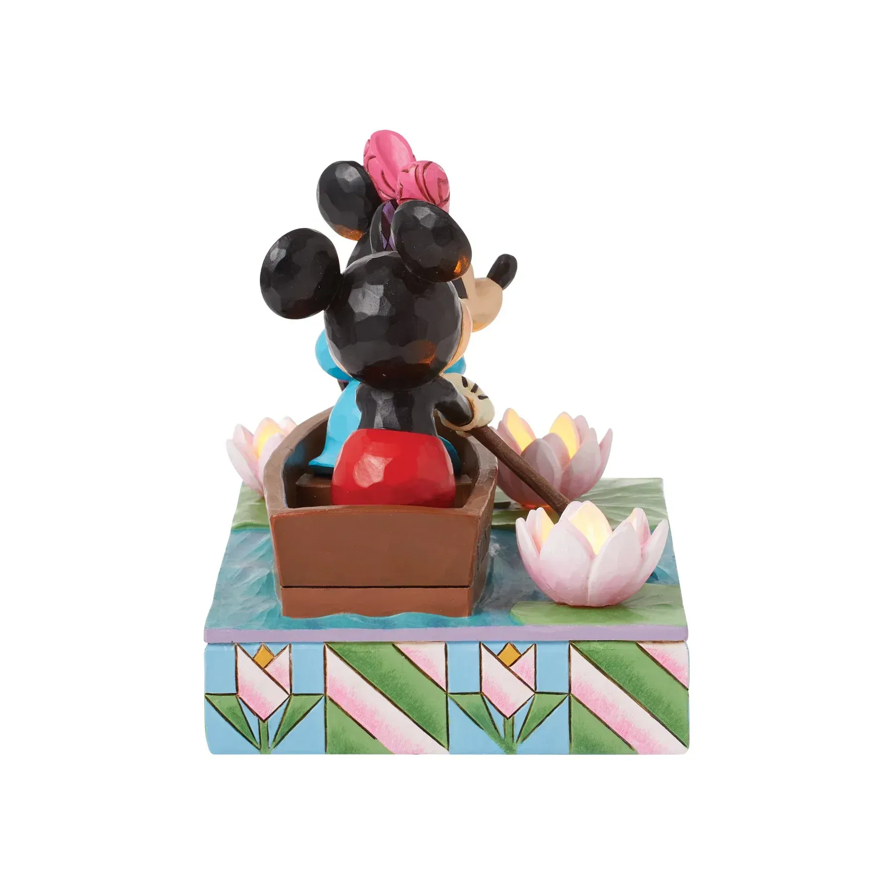 Mickey en Minnie Mouse in een bootje, versierd met kleurrijke bloemen, peddelend tussen waterlelies.