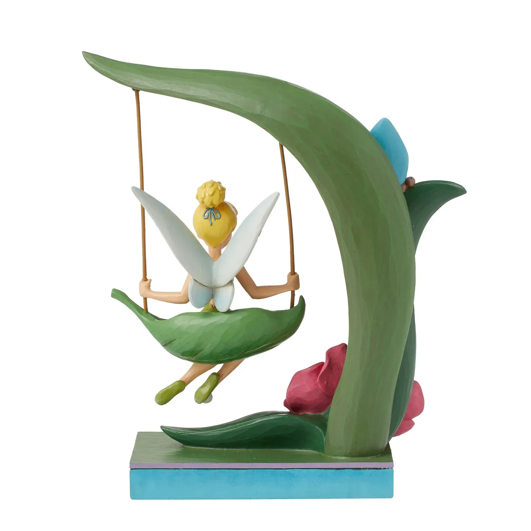 Tinkerbell op een bladschommel, blauwe vlinder, roze bloem, groene bladerboog, fantasievol beeldje.