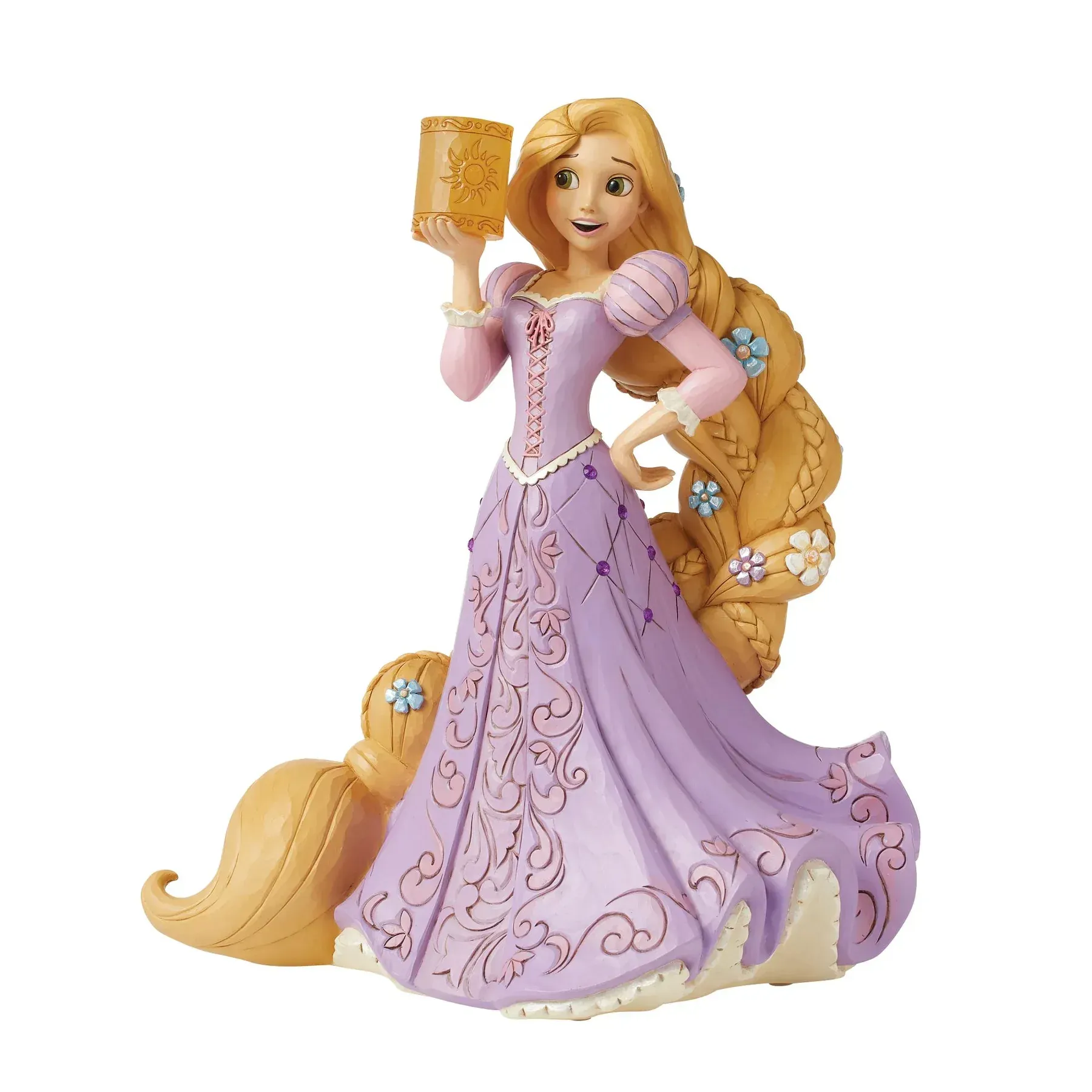 Een Rapunzel-figuurtje in een paarse jurk, met een lantaarn in haar hand, een lange blonde vlecht en bloemen.