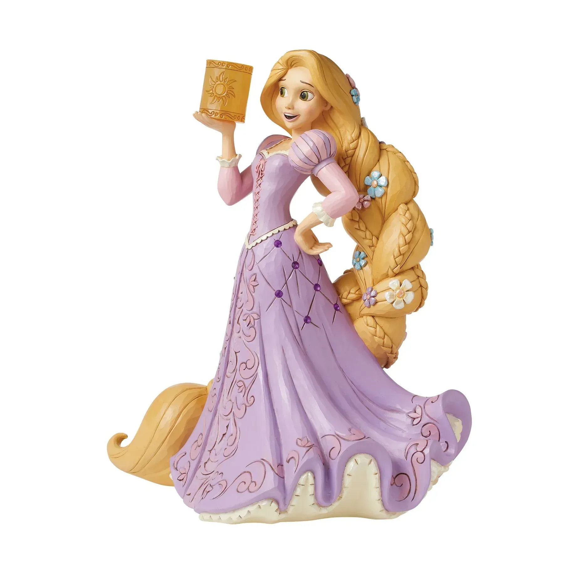 Een Rapunzel-figuurtje in een paarse jurk, met een lantaarn in haar hand, een lange blonde vlecht en bloemen.