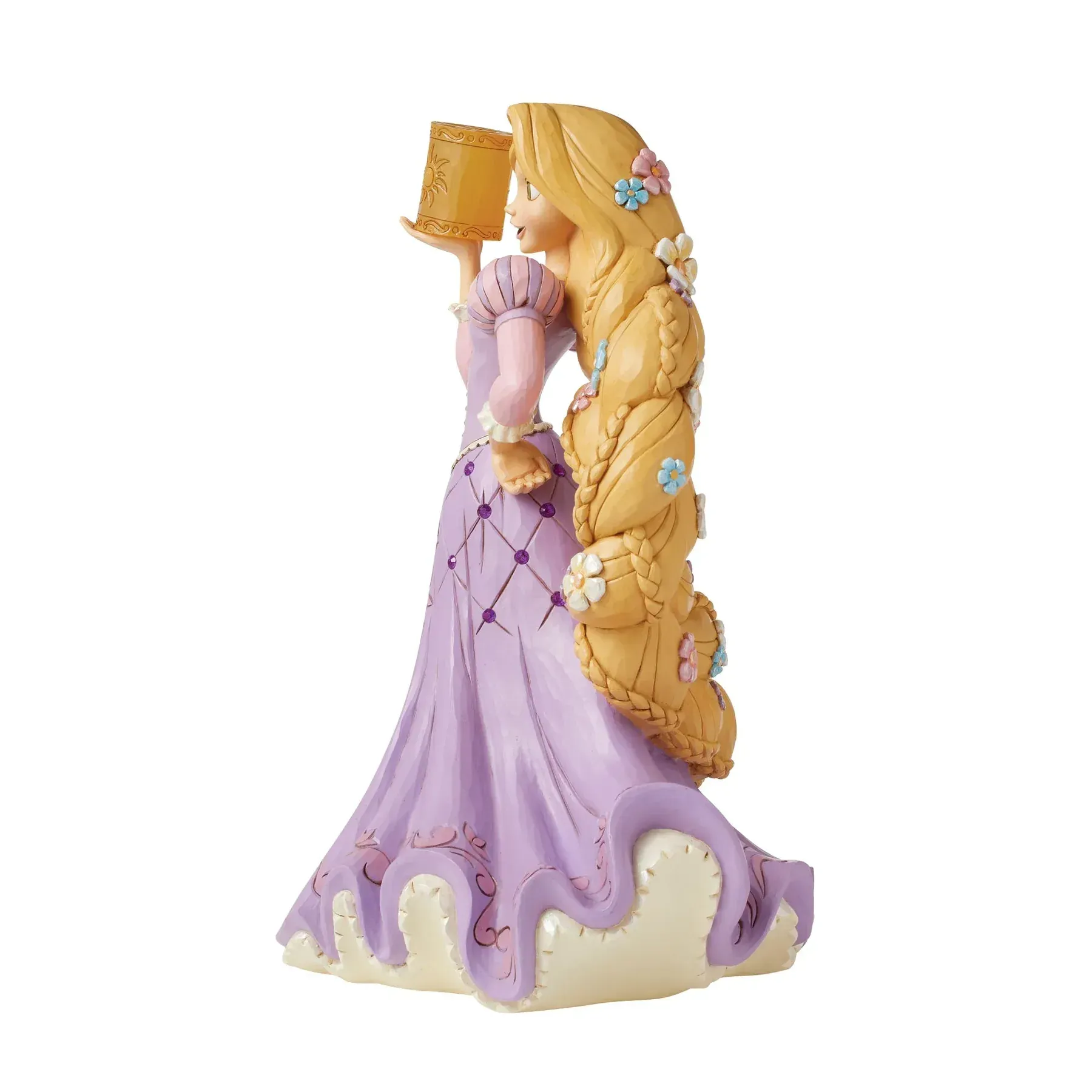 Een Rapunzel-figuurtje in een lavendelkleurige jurk met een lantaarn in haar hand, met lang gevlochten blond haar, versierd met bloemen.