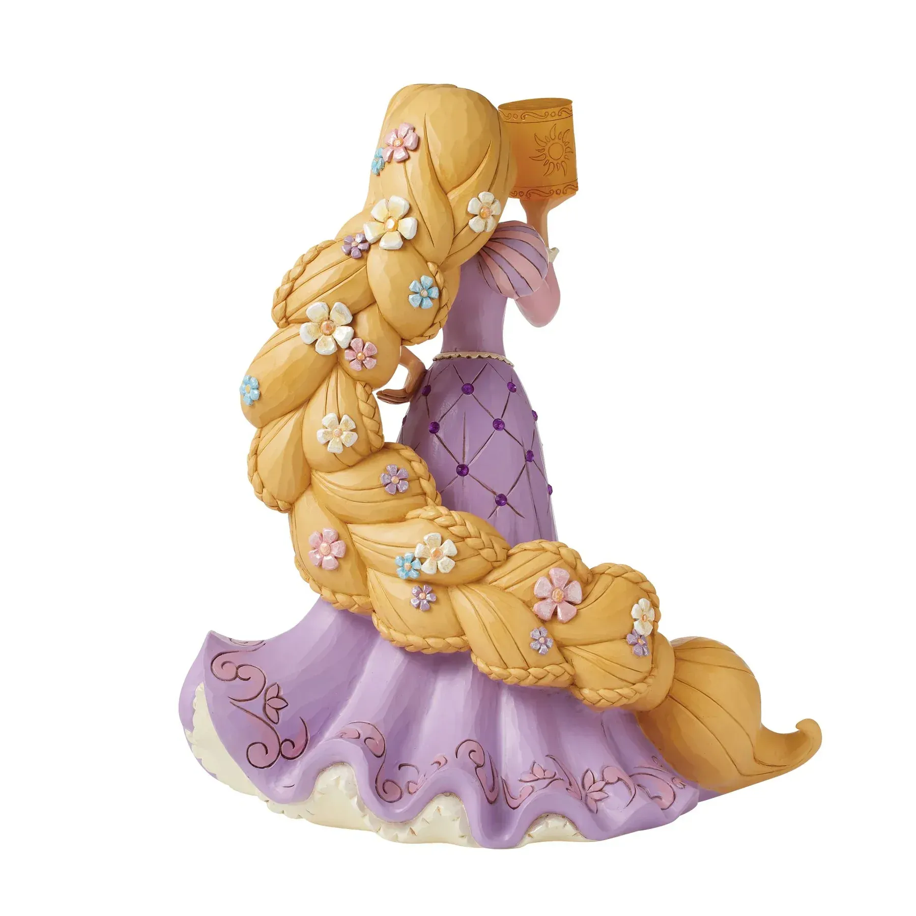 Een Rapunzel-figuurtje met lang gevlochten blond haar, gekleed in een paarse jurk en met een lantaarn in haar hand.