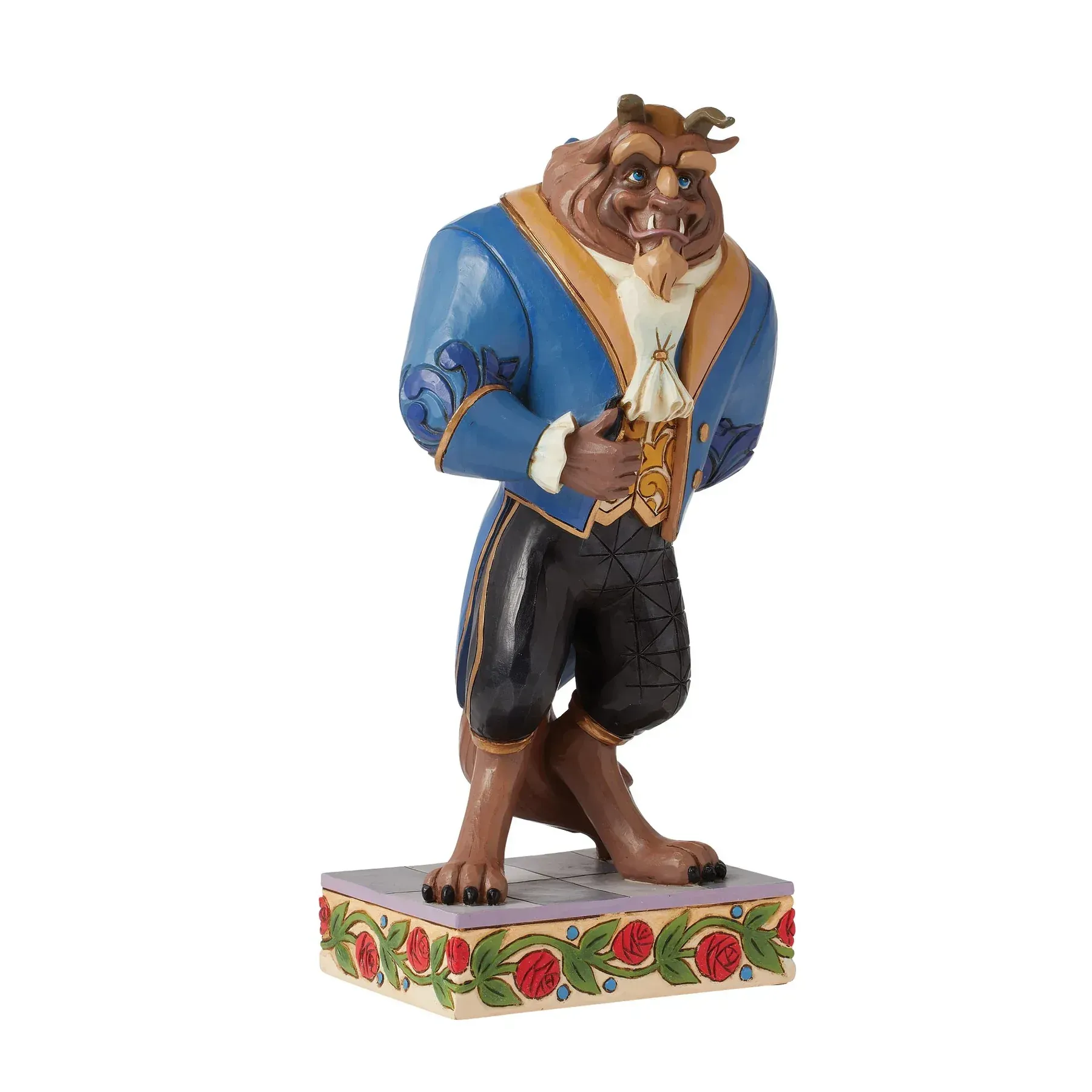 Het Beest uit Belle en het Beest, gekleed in een blauwe jas en zwarte broek, staat op een versierde sokkel.