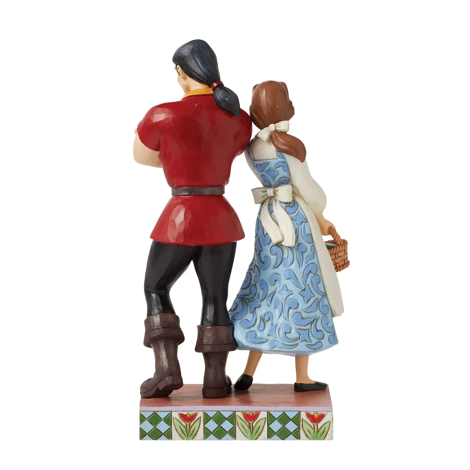 Beeldje van Gaston en Belle; Belle houdt een mandje vast. Gaston heeft zijn armen over elkaar. Ze staan ​​op een sokkel met bloemmotieven.