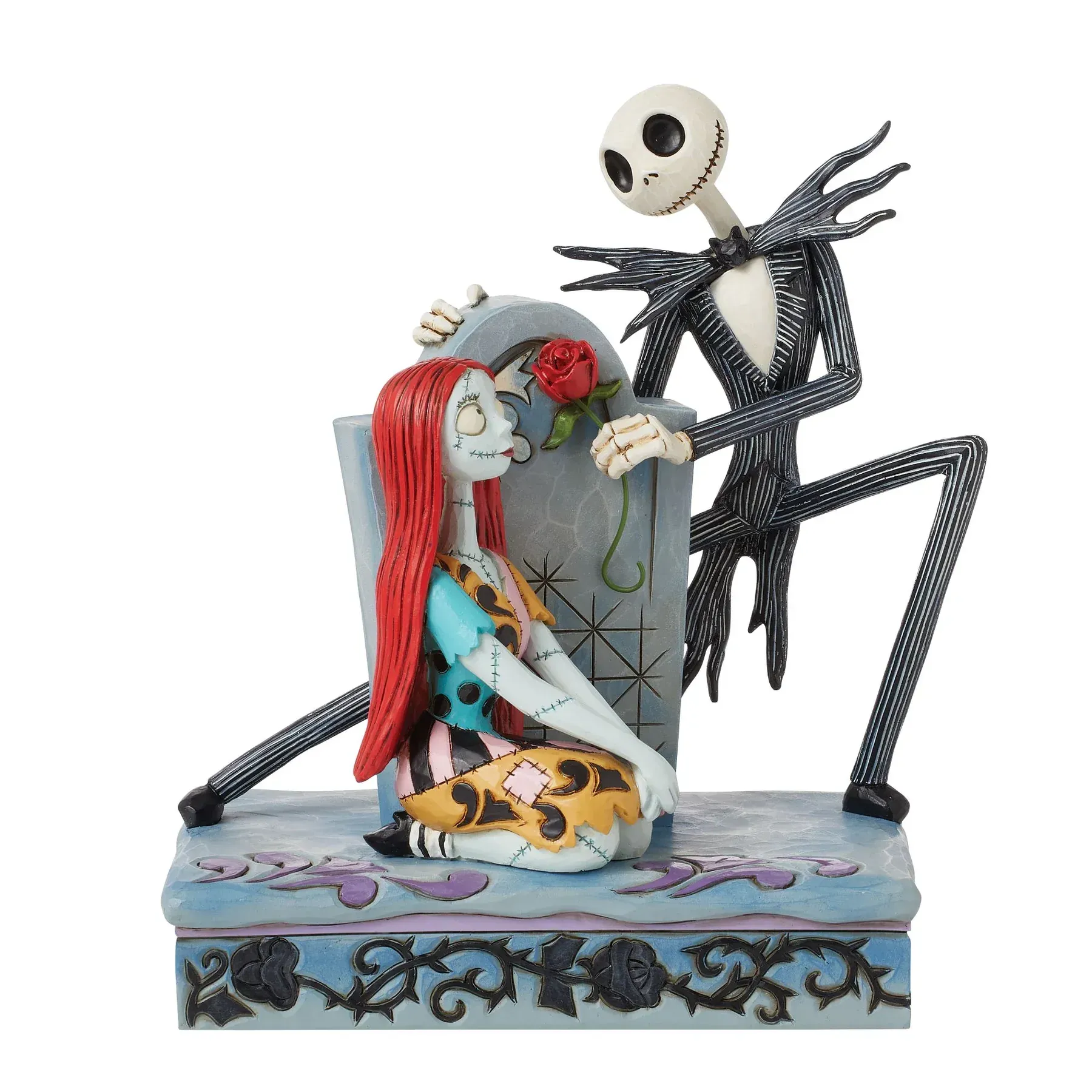 Jack Skellington overhandigt een roos aan Sally in een beeld met een begraafplaatsthema.