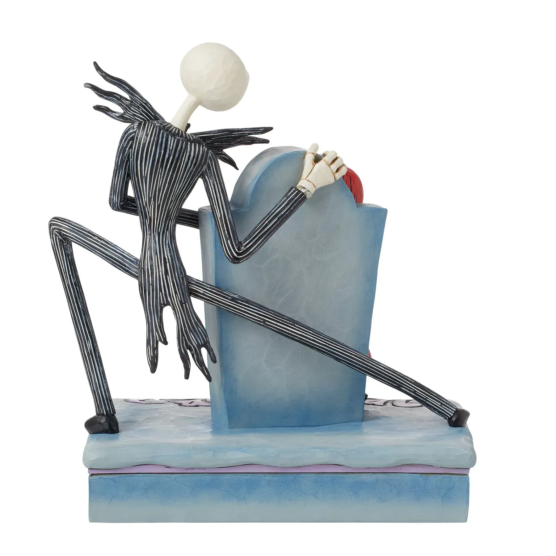 Jack Skellington overhandigt een roos aan Sally in een beeld met een begraafplaatsthema.