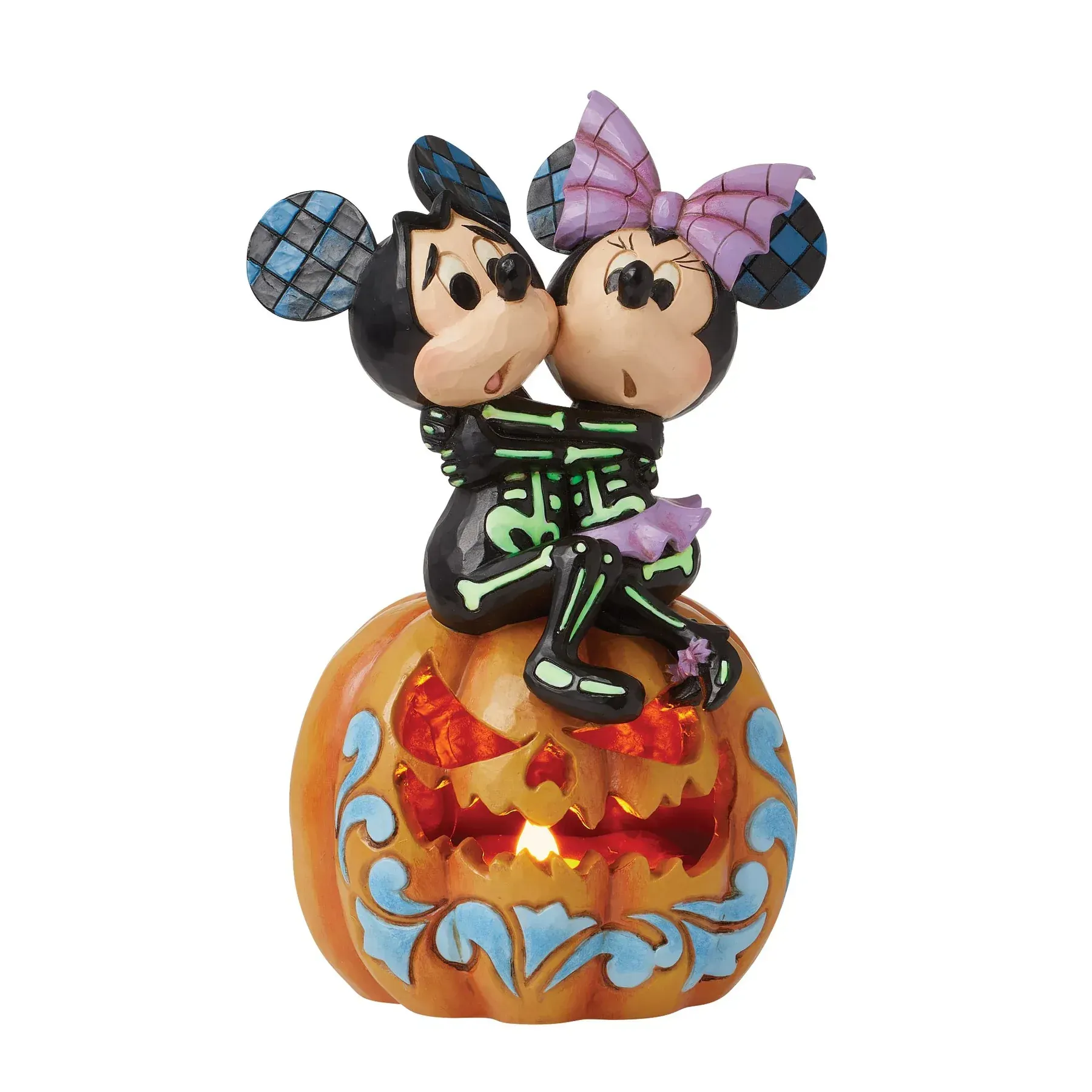 Mickey en Minnie Mouse Halloween-figuurtjes op een verlichte pompoen.