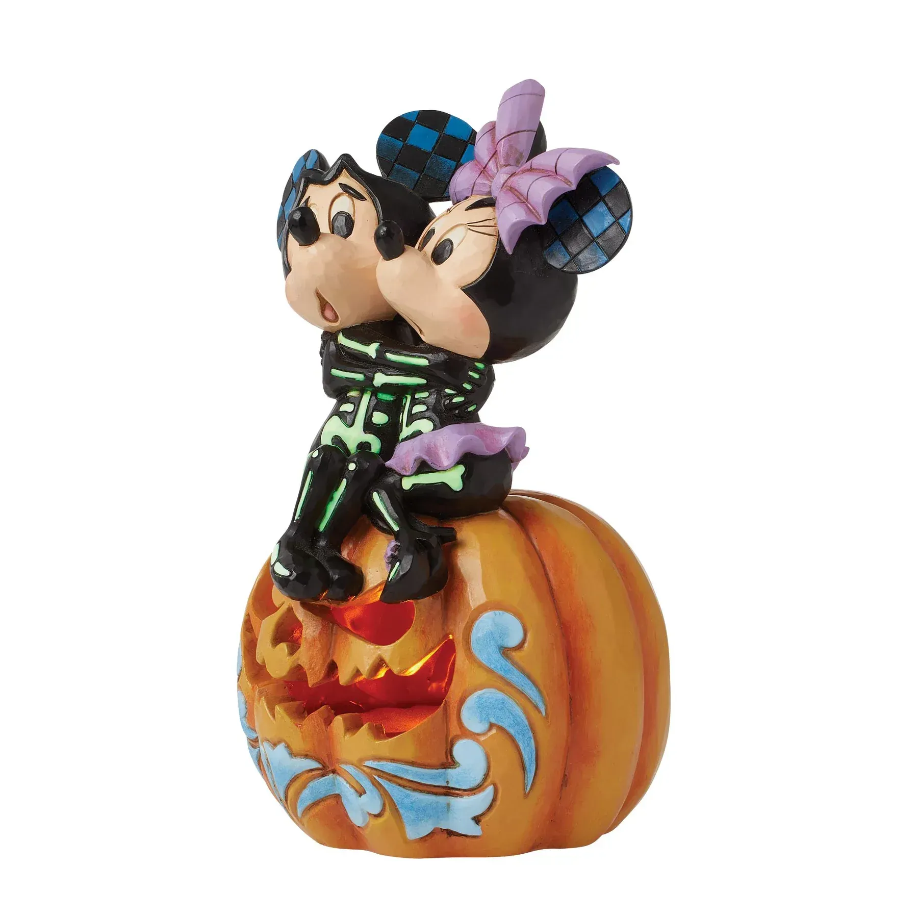Mickey en Minnie Mouse Halloween-figuurtjes op een verlichte pompoen.
