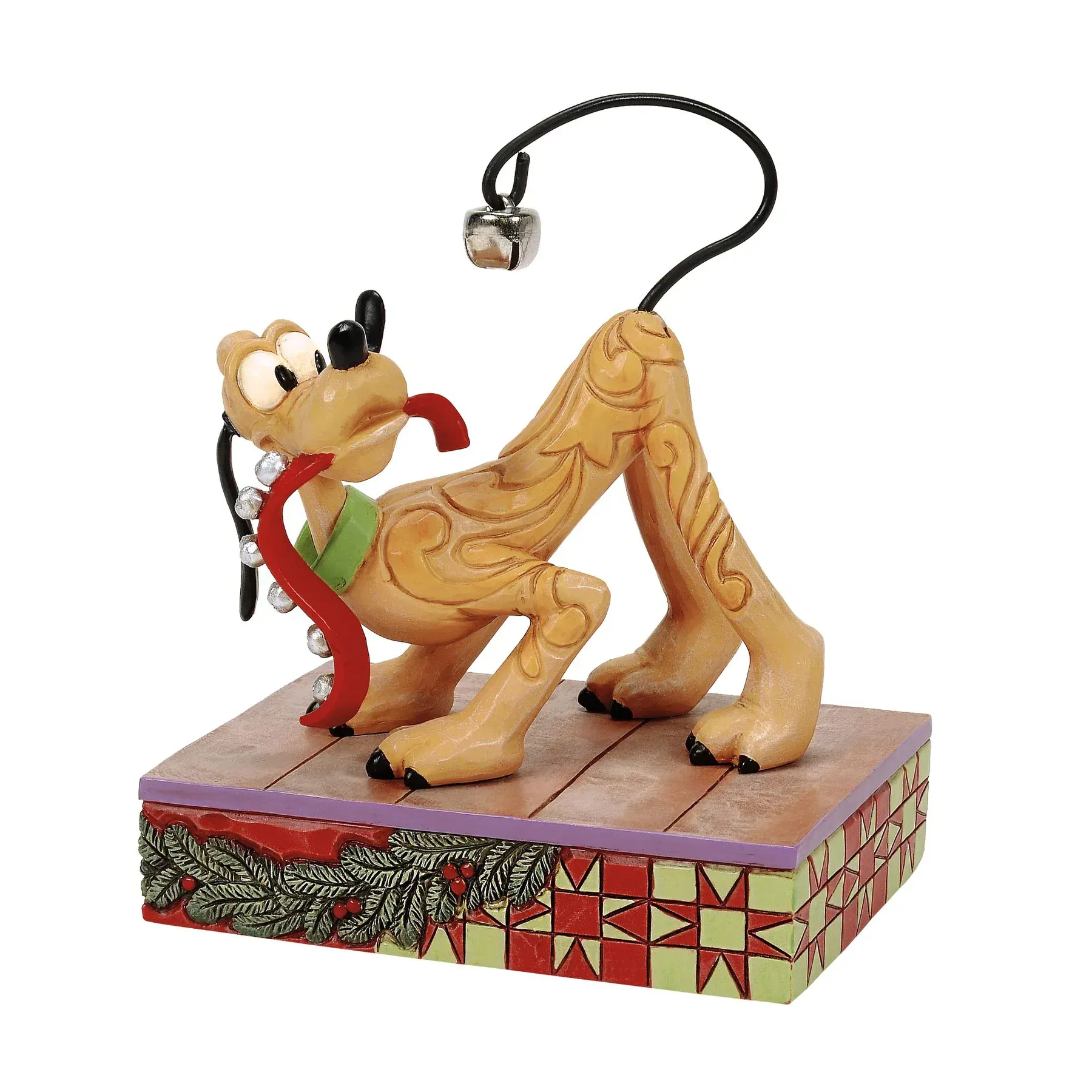 Een Pluto-beeldje in een speelse pose met uitgestoken tong, op een decoratieve sokkel met een belletje aan zijn staart.