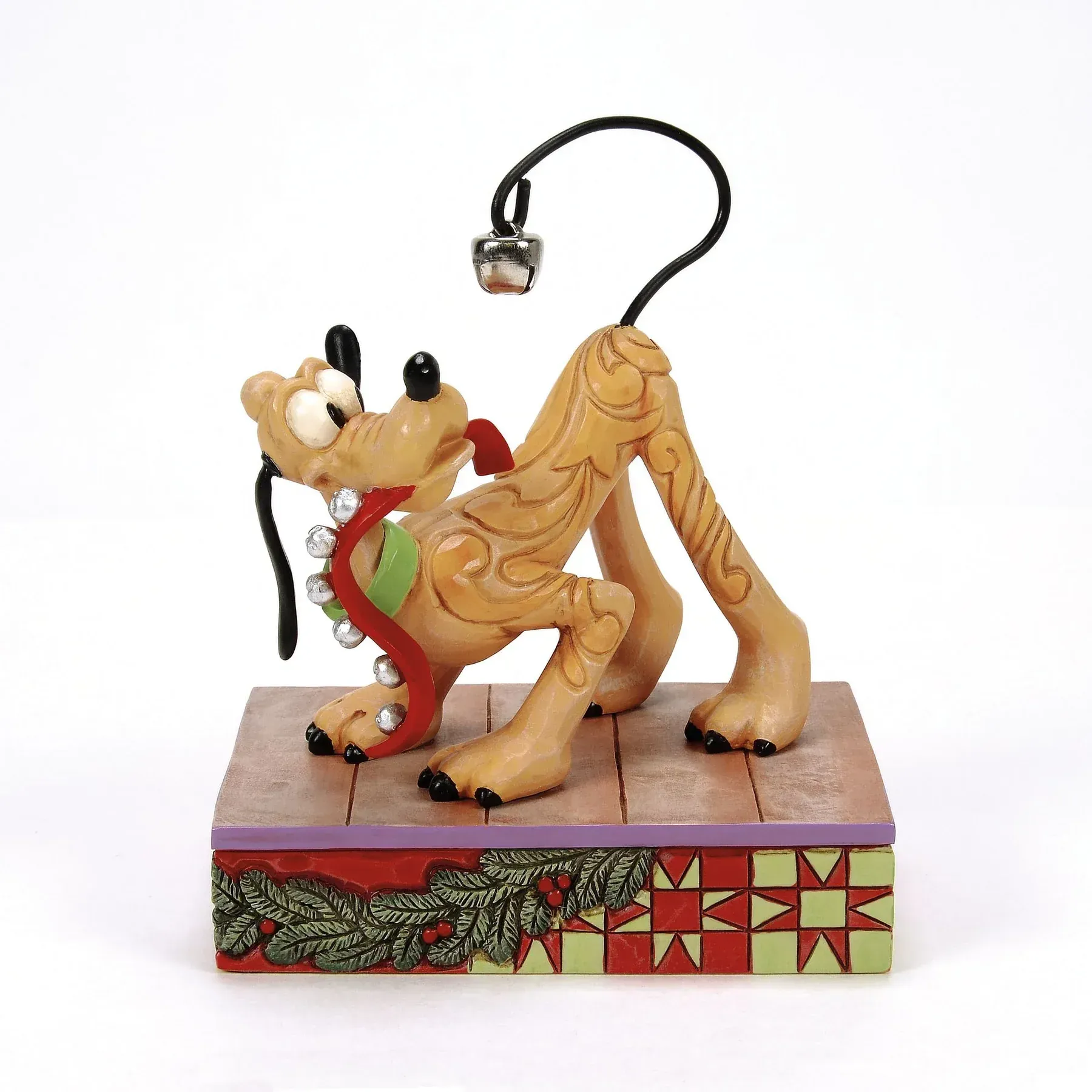 Pluto-beeldje met uitgestoken tong, kraag en gebogen rug. Decoratieve sokkel met patronen.