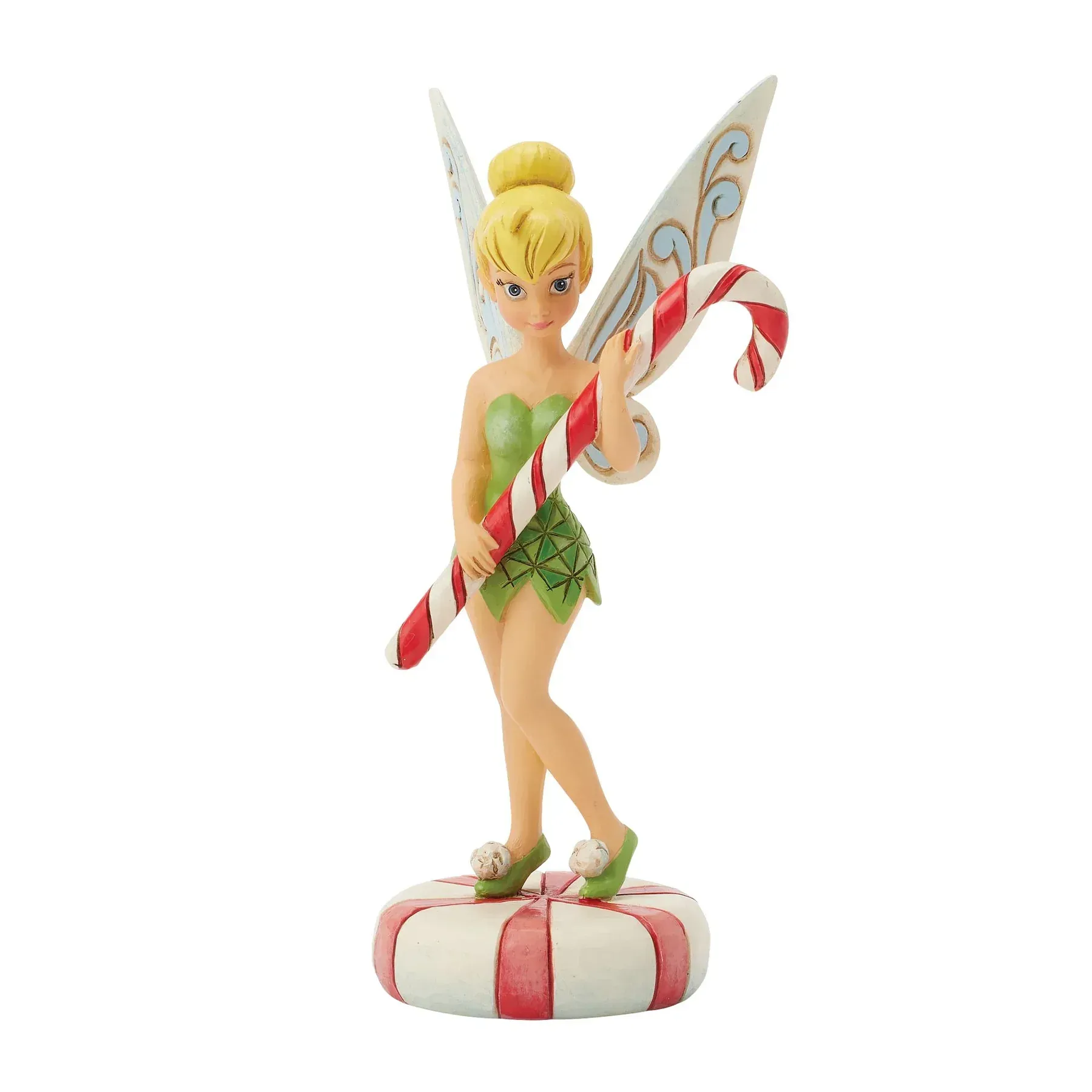 Een beeldje van Tinkerbell met een zuurstok in haar hand, staand op een rood-wit gestreepte sokkel.