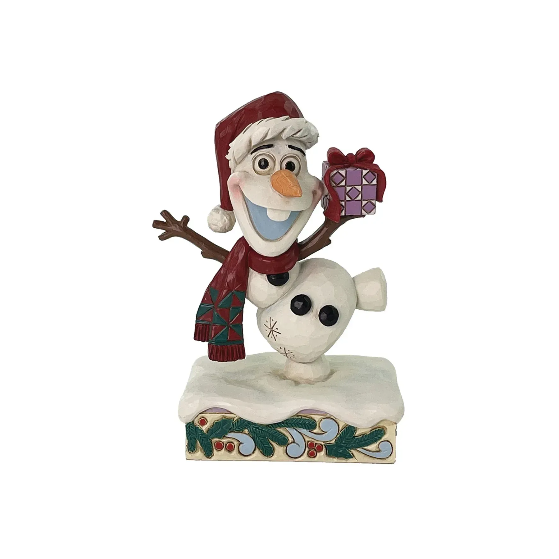 Olaf de sneeuwpop met een kerstmuts op en een cadeautje in zijn hand, staat op een besneeuwde ondergrond versierd met groen.