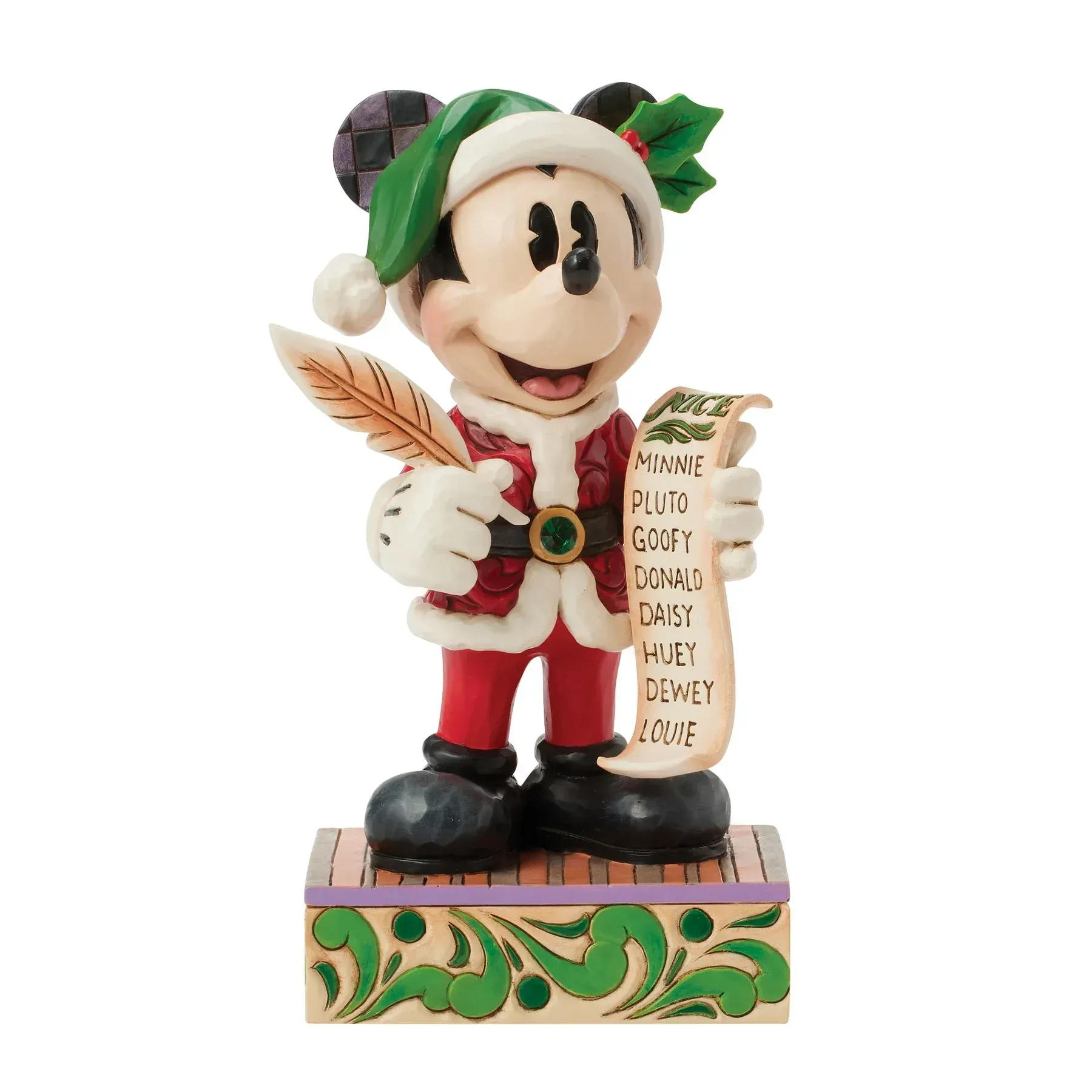 Mickey Mouse, verkleed als Kerstman, met een veer en een perkamentrol met een kerstlijst, staat op een versierde sokkel.