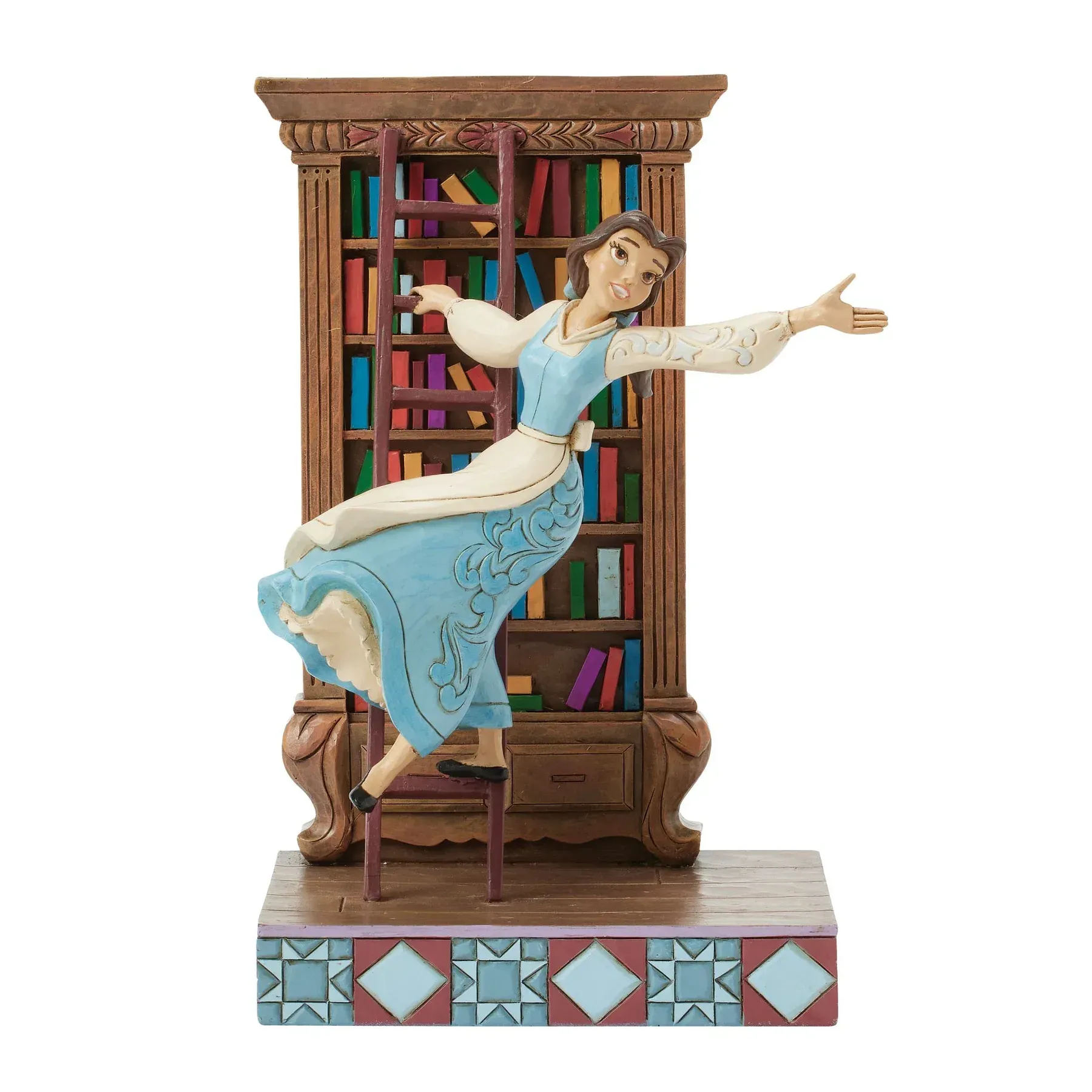 Belle-beeldje dat naar boeken reikt, blauwe jurk, bruine boekenkast, ladder.