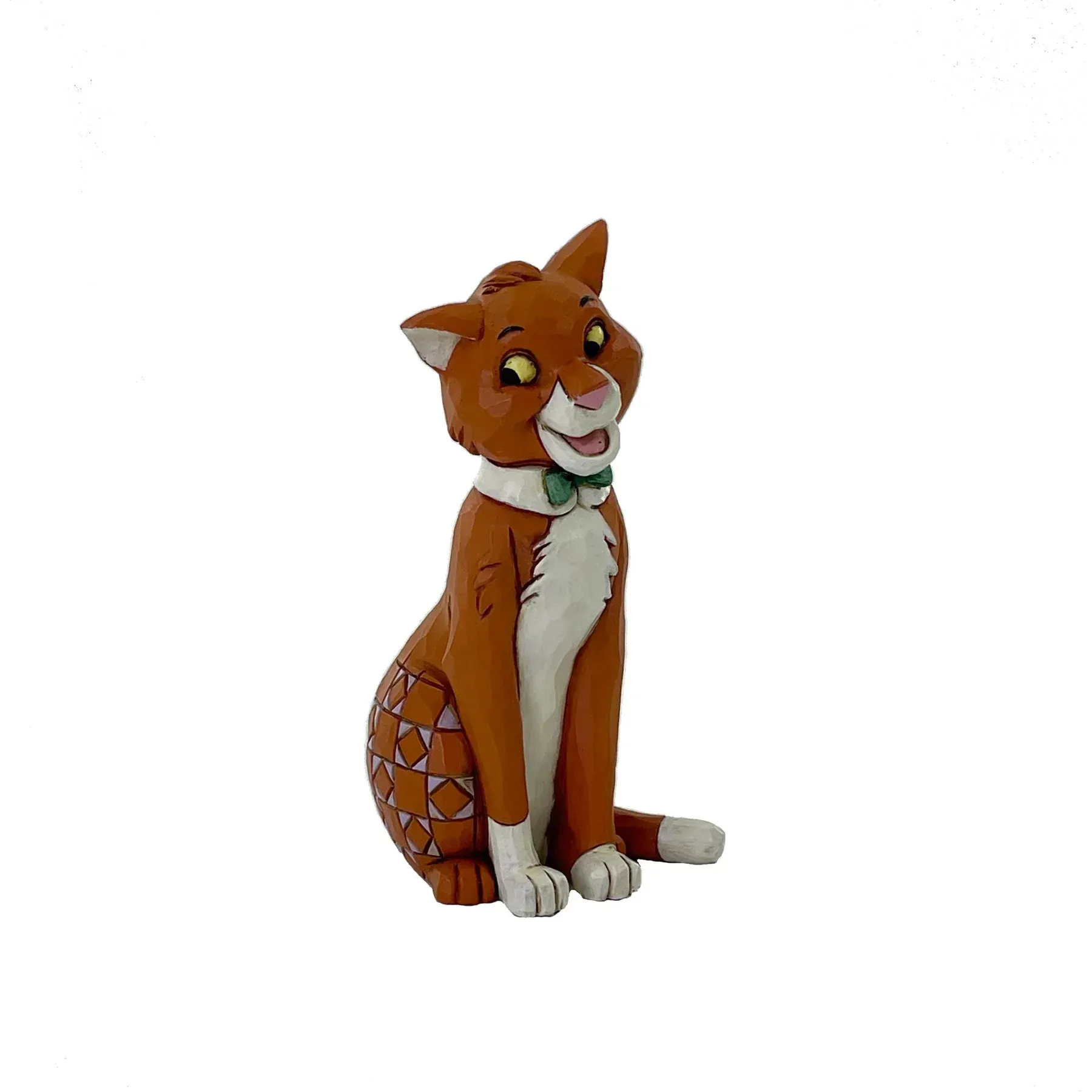 Oranje kattenbeeldje met groene strik, zittend, lachend, witte pootjes.