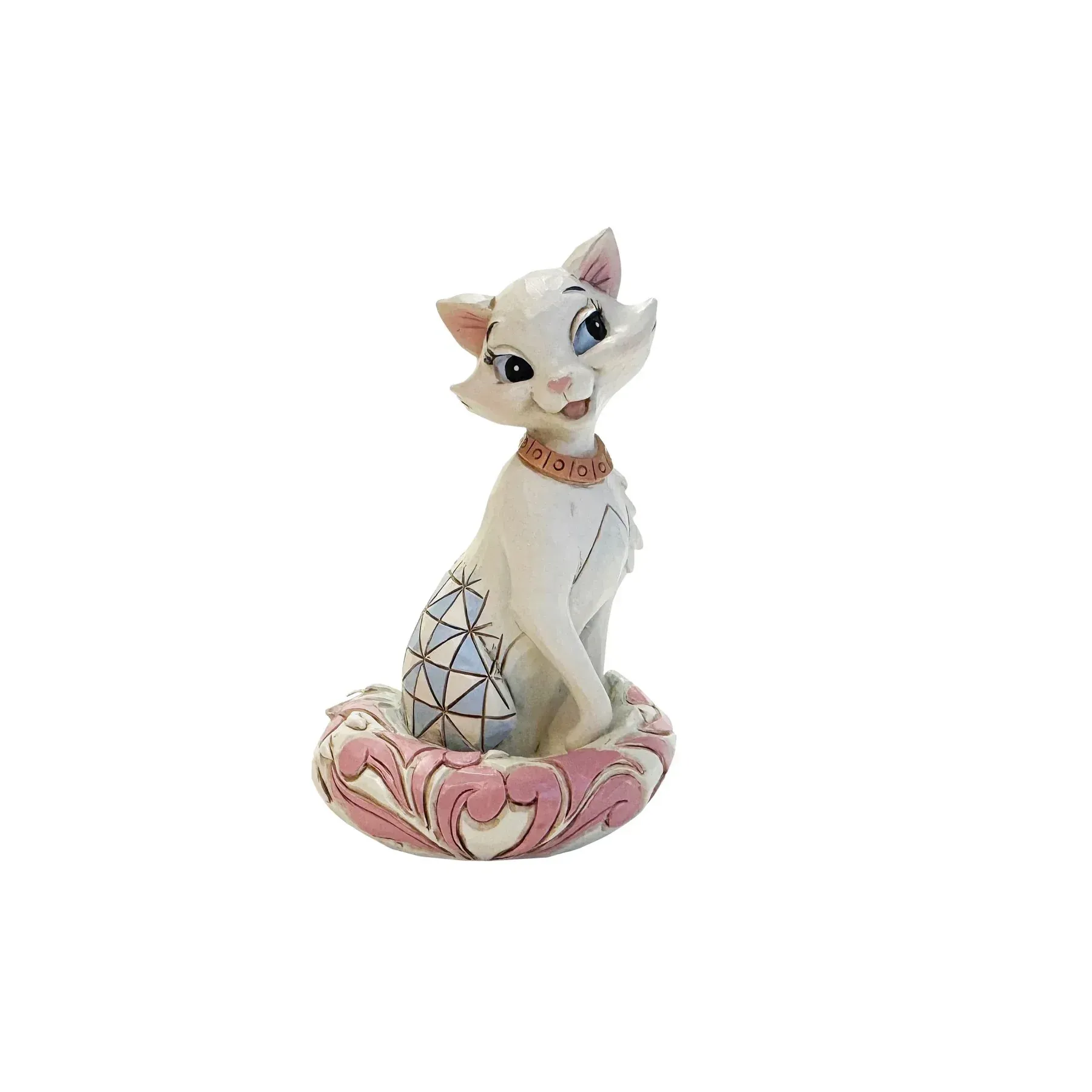 Wit kattenbeeldje met roze accenten, zittend en lachend, op een hartvormige voet.