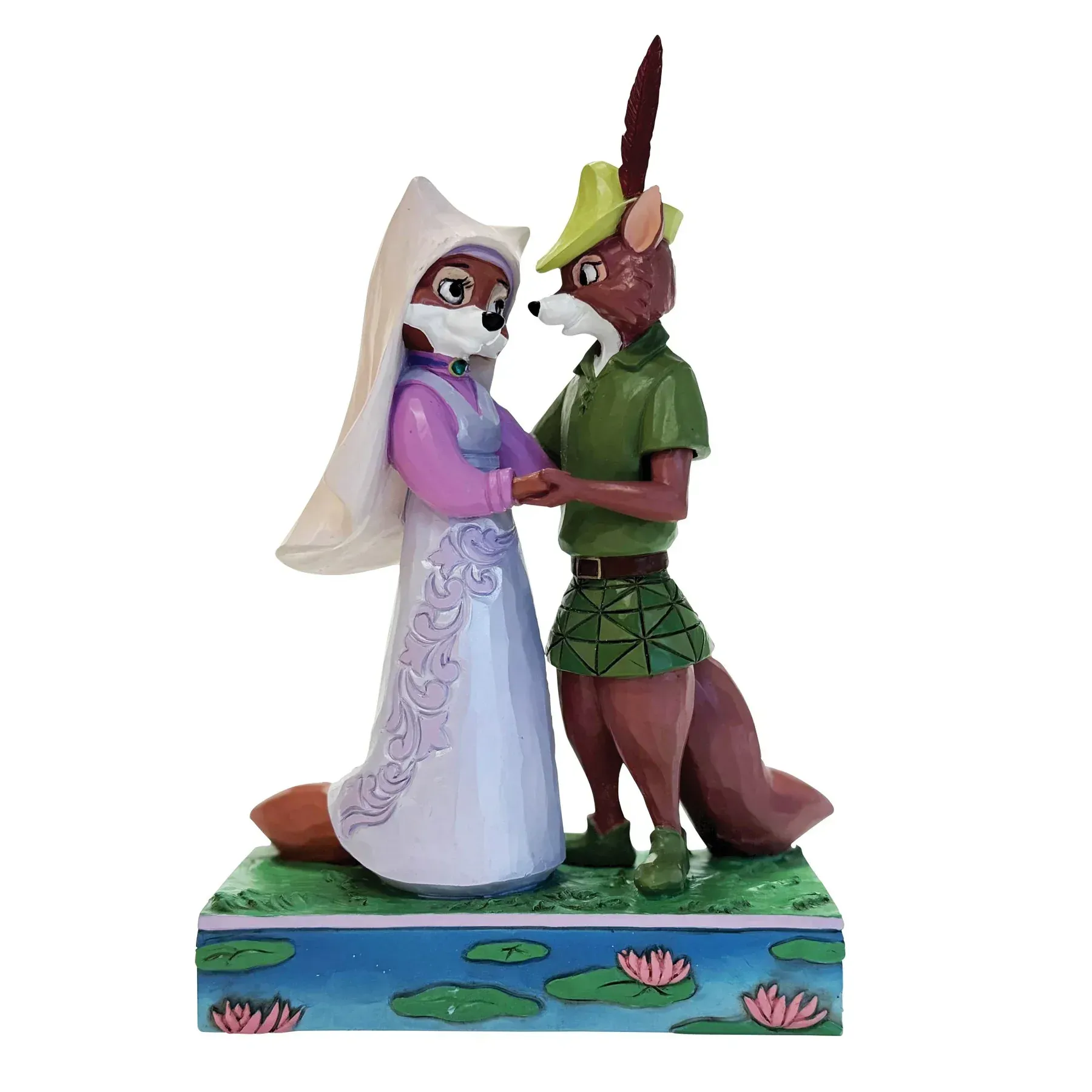 Standbeeld van Robin Hood en Maid Marian, twee vossen die elkaars hand vasthouden, op een sokkel bij een vijver.