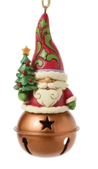 Kerstornament van de Kerstman die een kerstboom vasthoudt bovenop een koperen bel. In de kleuren rood, groen en goud.