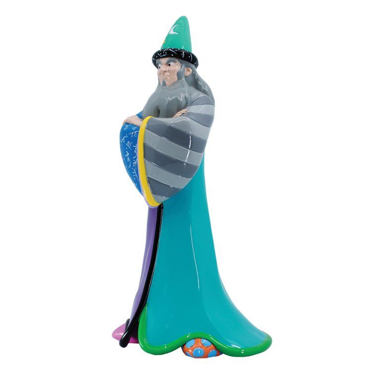 Een beeldje van een tovenaar met een hoge groene hoed en een lange blauwe mantel met grijze mouwen.