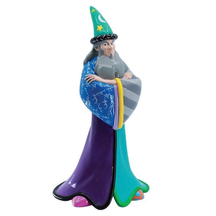 Tovenaarsfiguurtje met een blauwe mantel, paarse rok en groene hoed met ster. Armen over elkaar, strenge uitdrukking.