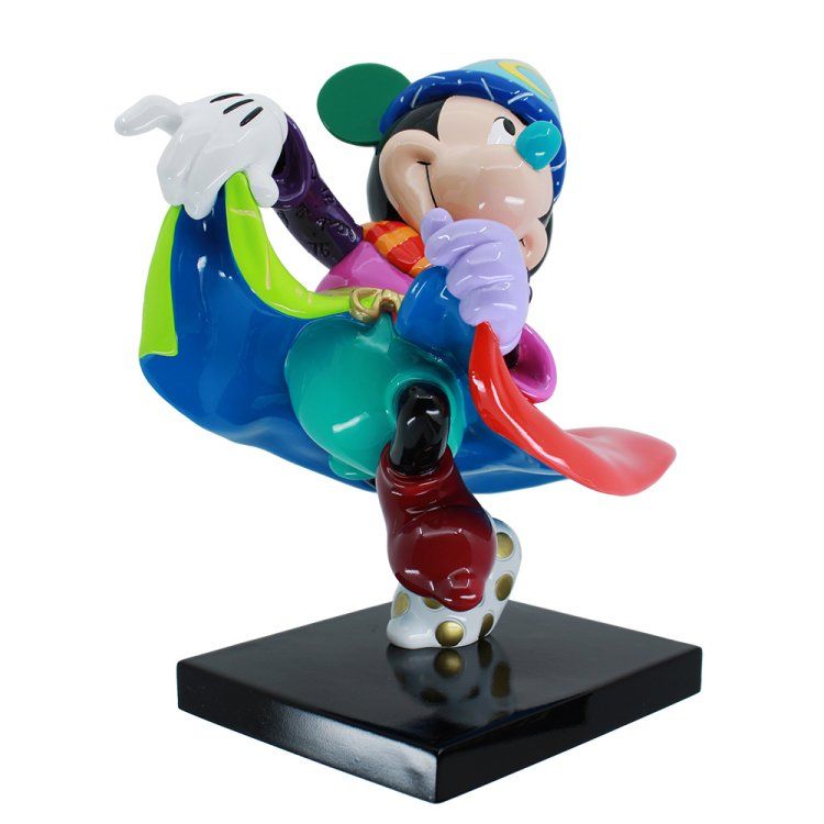 Kleurrijk Mickey Mouse-figuurtje op een zwarte voet, met uitgestoken tong en uitgestrekte armen.