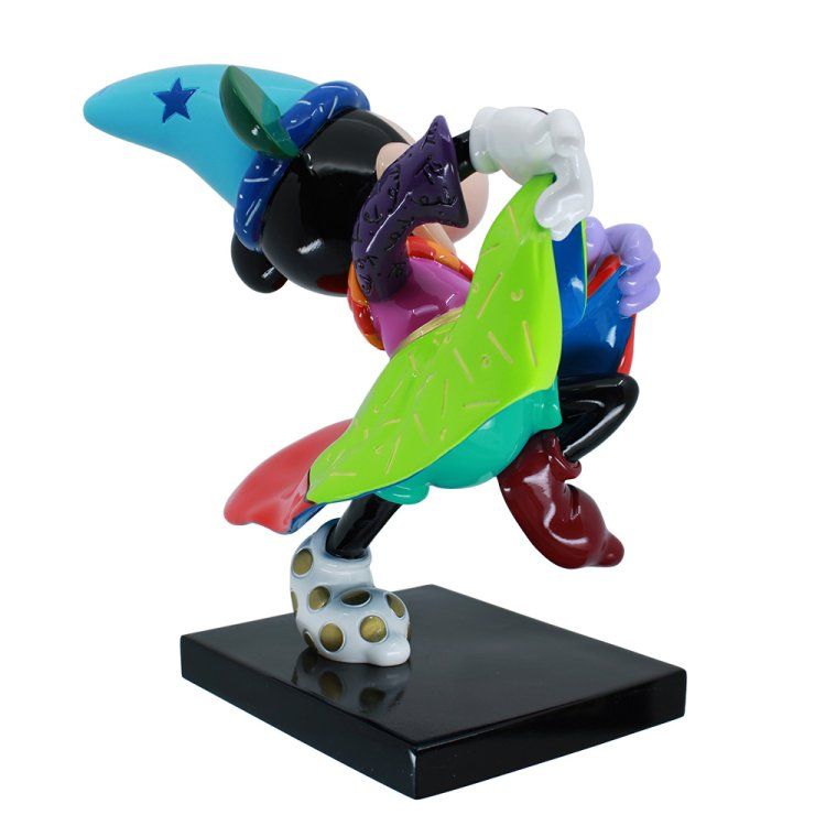 Mickey Mouse-figuur in tovenaarskleding, voorovergebogen. Felgekleurd, op een zwarte sokkel.