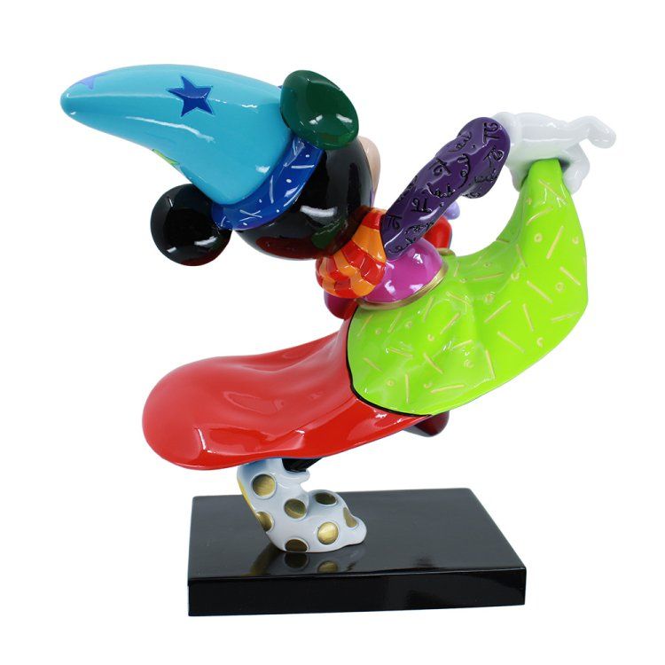 Kleurrijk beeldje van een muis die danst op een zwarte sokkel, gekleed in vrolijke kleren en met een hoedje versierd met sterren.