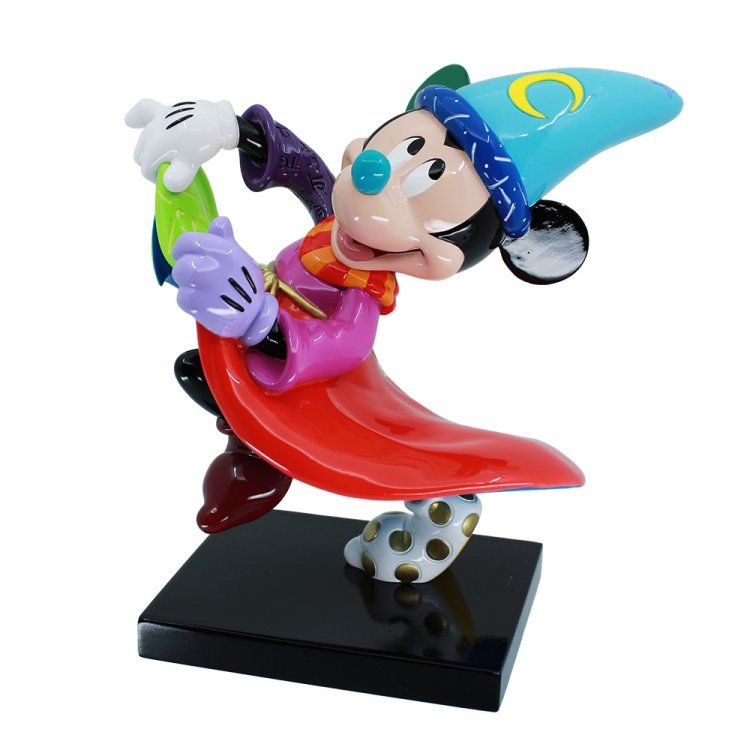 Kleurrijk Mickey Mouse-figuurtje in tovenaarskostuum. Hij leunt op één voet en staat op een zwarte vierkante sokkel.