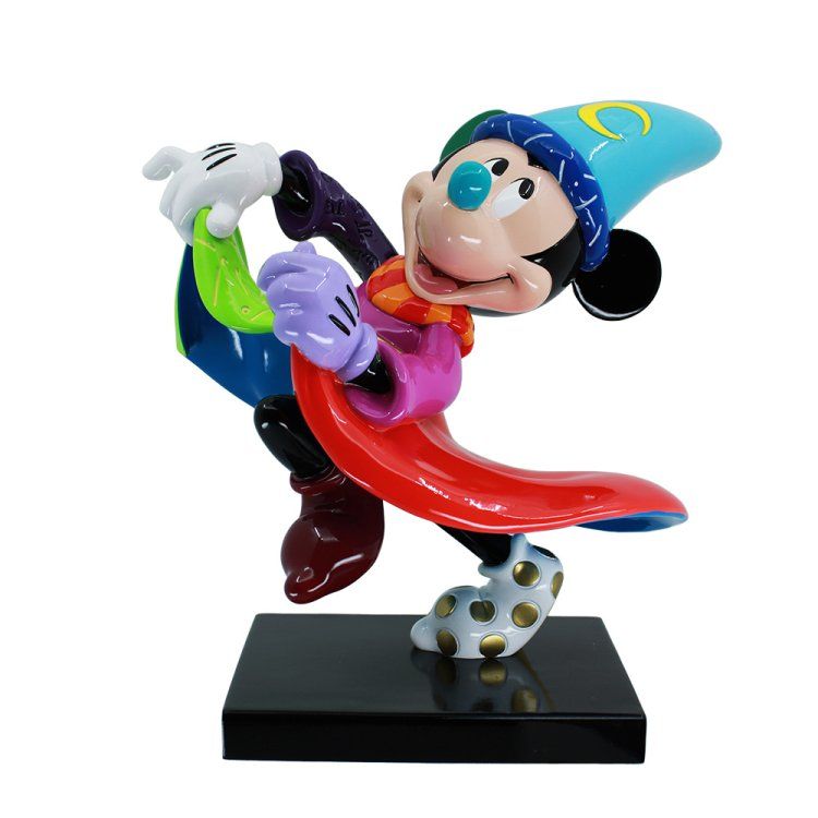 Standbeeld van tovenaar Mickey Mouse in kleurrijke gewaden, met een groen touw in zijn hand, op een zwarte sokkel.