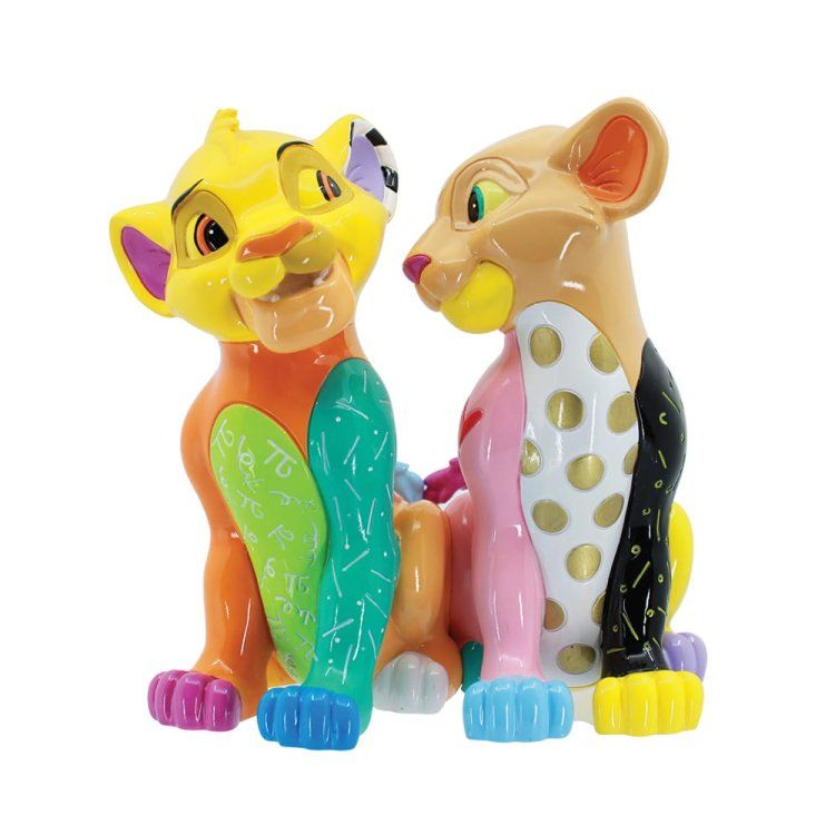 Standbeeld van Simba en Nala, kleurrijk en artistiek. Simba kijkt naar Nala, beiden met beschilderde details.
