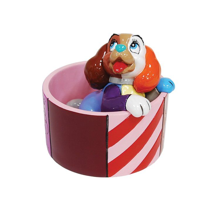 Het beeldje van Lady uit Lady and the Tramp, in een decoratieve doos in de kleuren roze, rood en bordeauxrood.