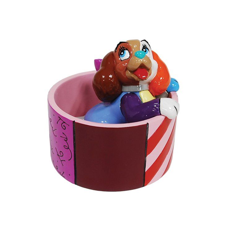 Het beeldje van Lady uit Lady and the Tramp, in een decoratieve doos in de kleuren roze, rood en bordeauxrood.