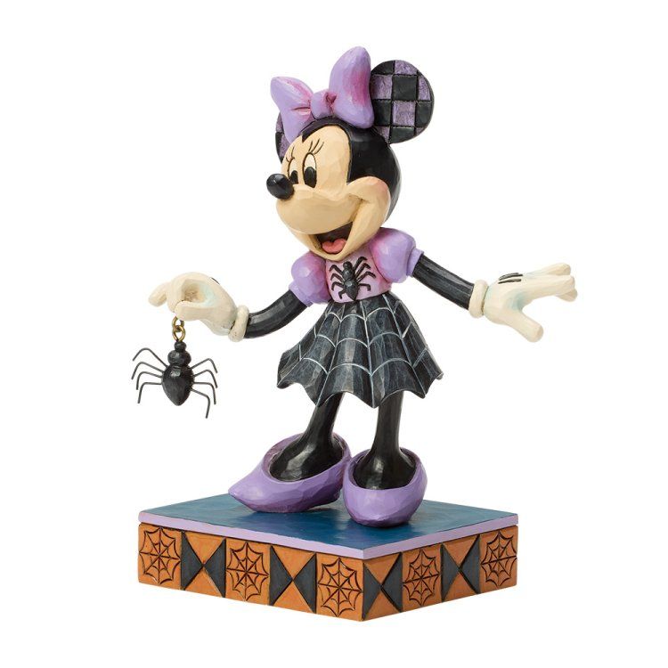 Een Halloween-figuurtje van Minnie Mouse met een spin in haar hand, gekleed in een paarse jurk met strik, staat op een versierde sokkel.