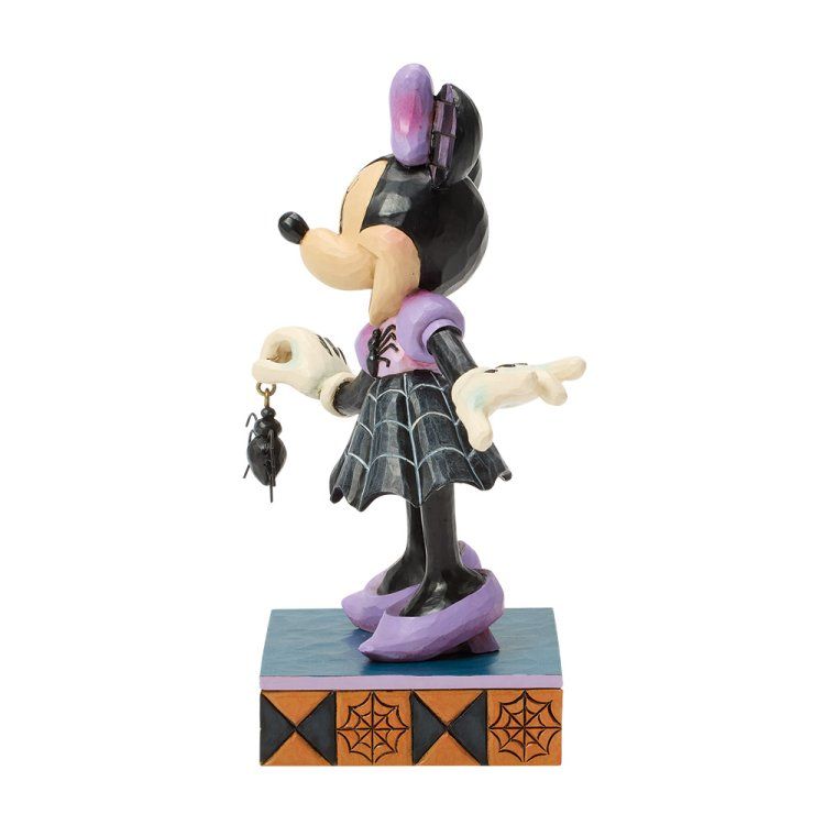 Minnie Mouse-figuurtje in Halloweenkostuum, met een spin in haar handen. Kleurenschema: paars, zwart en grijs.