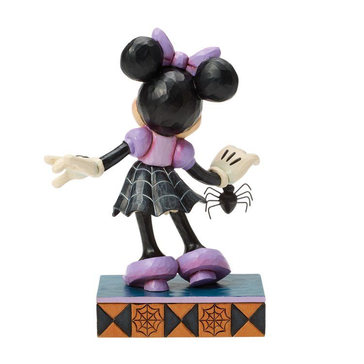 Minnie Mouse-figuurtje in Halloweenkostuum, met een spin in haar hand. Zwart, paars en wit van kleur.