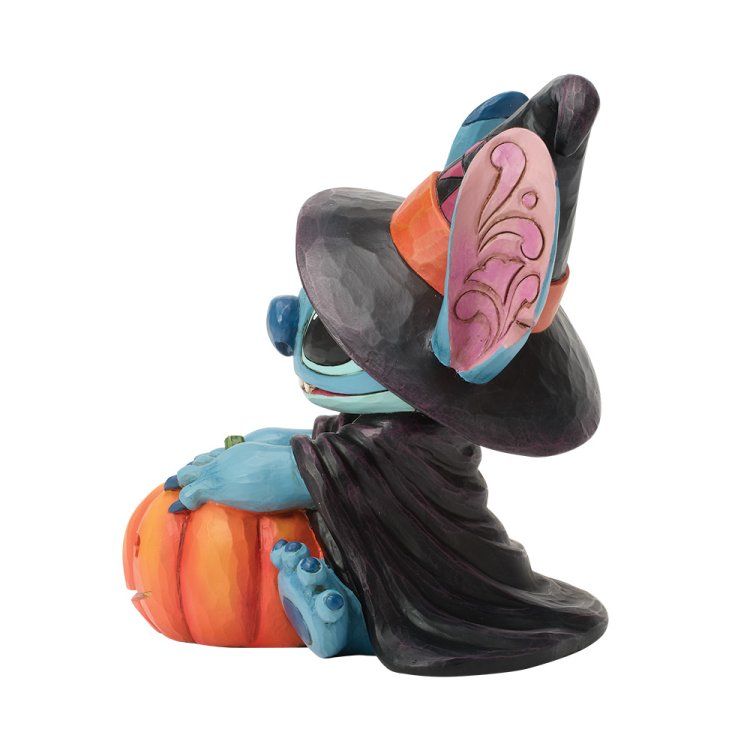 Stitch verkleed als heks, met een pompoen in zijn hand; een beeldje met Halloween-thema.
