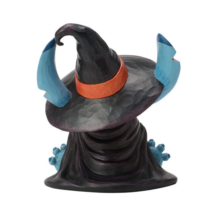 Standbeeld van Stitch met een zwarte heksenhoed met oranje band, van achteren gezien.