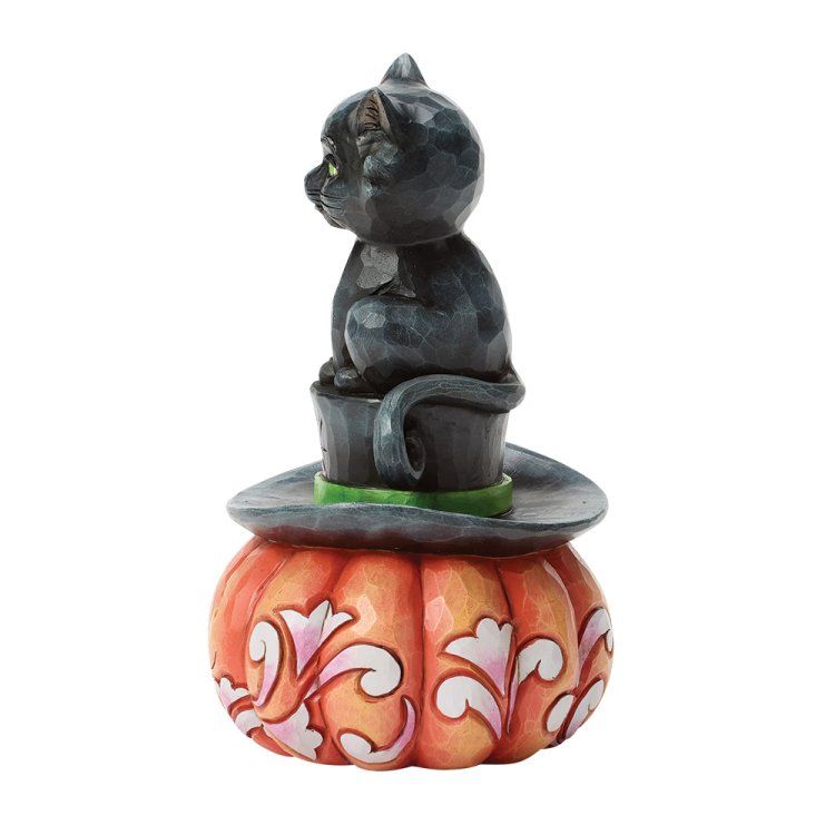 Zwarte kat bovenop een pompoen met een hoedje; Halloweenversiering.