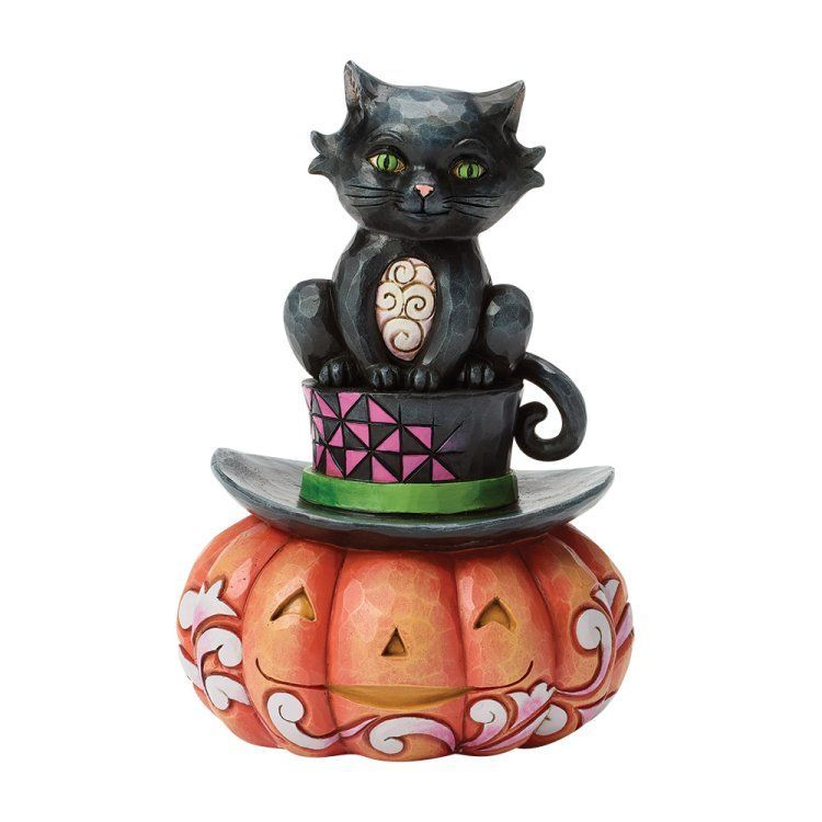 Zwarte kat bovenop een pompoen met een hoedje; Halloweenversiering.
