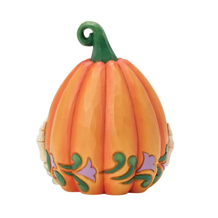Oranje pompoenfiguurtje met groene steel en decoratieve bloemaccenten.