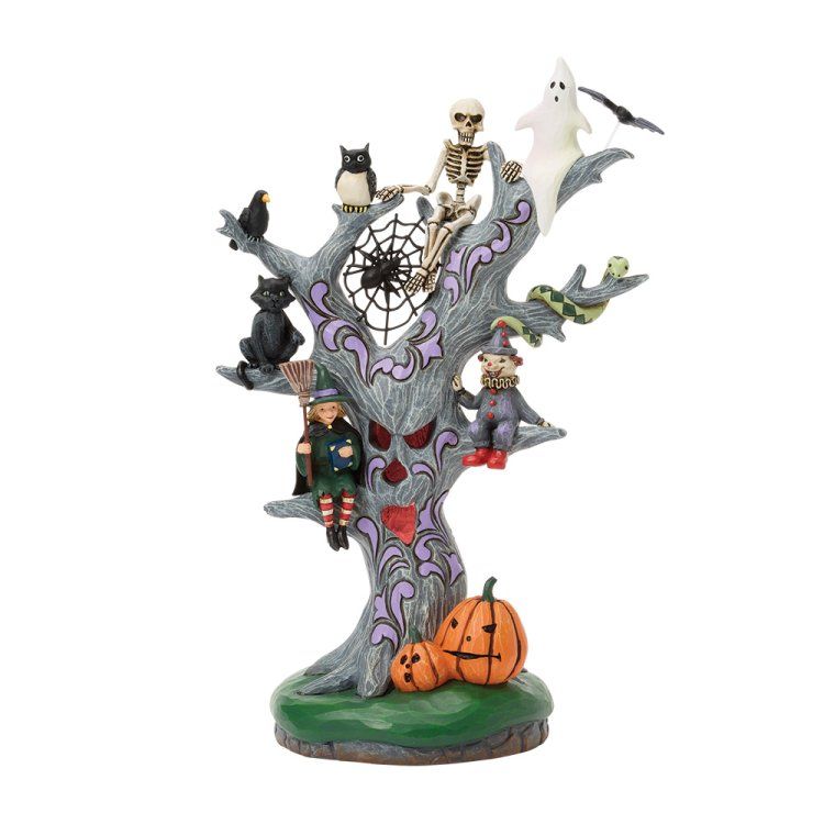 Een kerstboomfiguur met Halloween-thema, versierd met diverse griezelige figuren, pompoenen en een spinnenweb.
