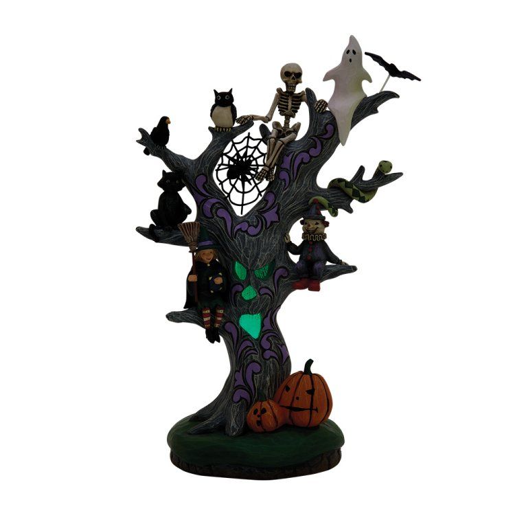Halloween-boomversiering met pompoenen, spoken, een skelet en een heks.